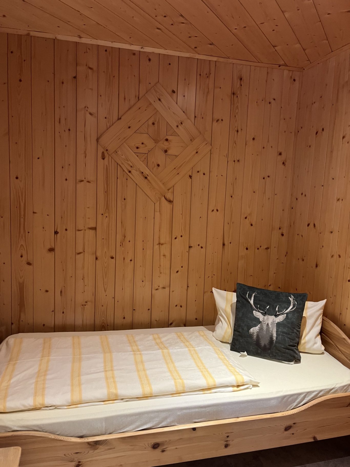 Schlafzimmer 1 P. Erholen Sie sich in den Holzbetten auf dem Hinterbauer Hof.