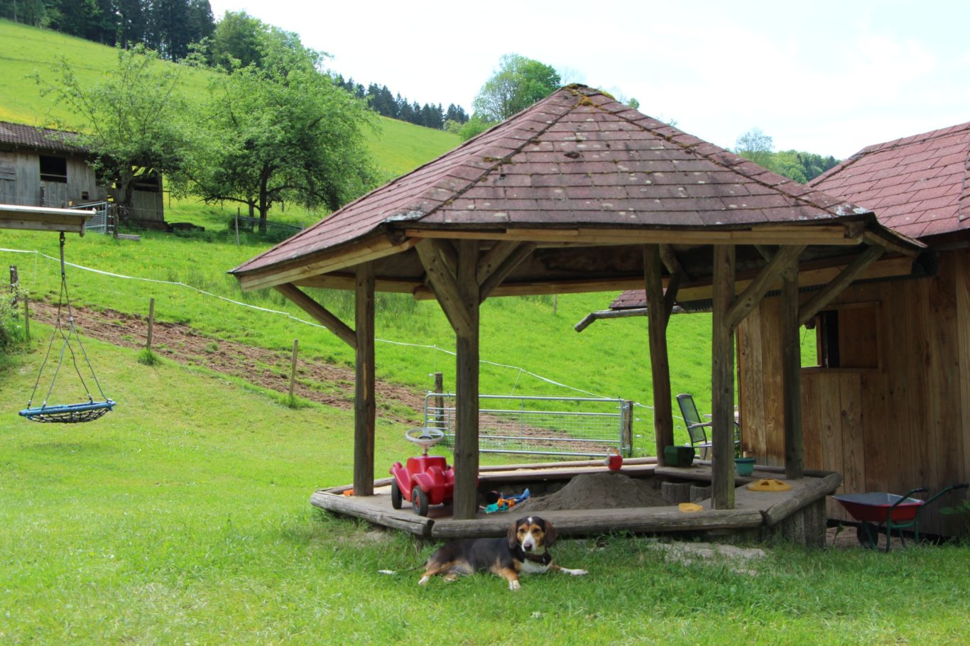 Der große Spielplatz lädt jung und alt zum Spielen ein. Rutschen, schaukeln, klettern, Trettraktor fahren, Sandburg bauen, Basketball spiele