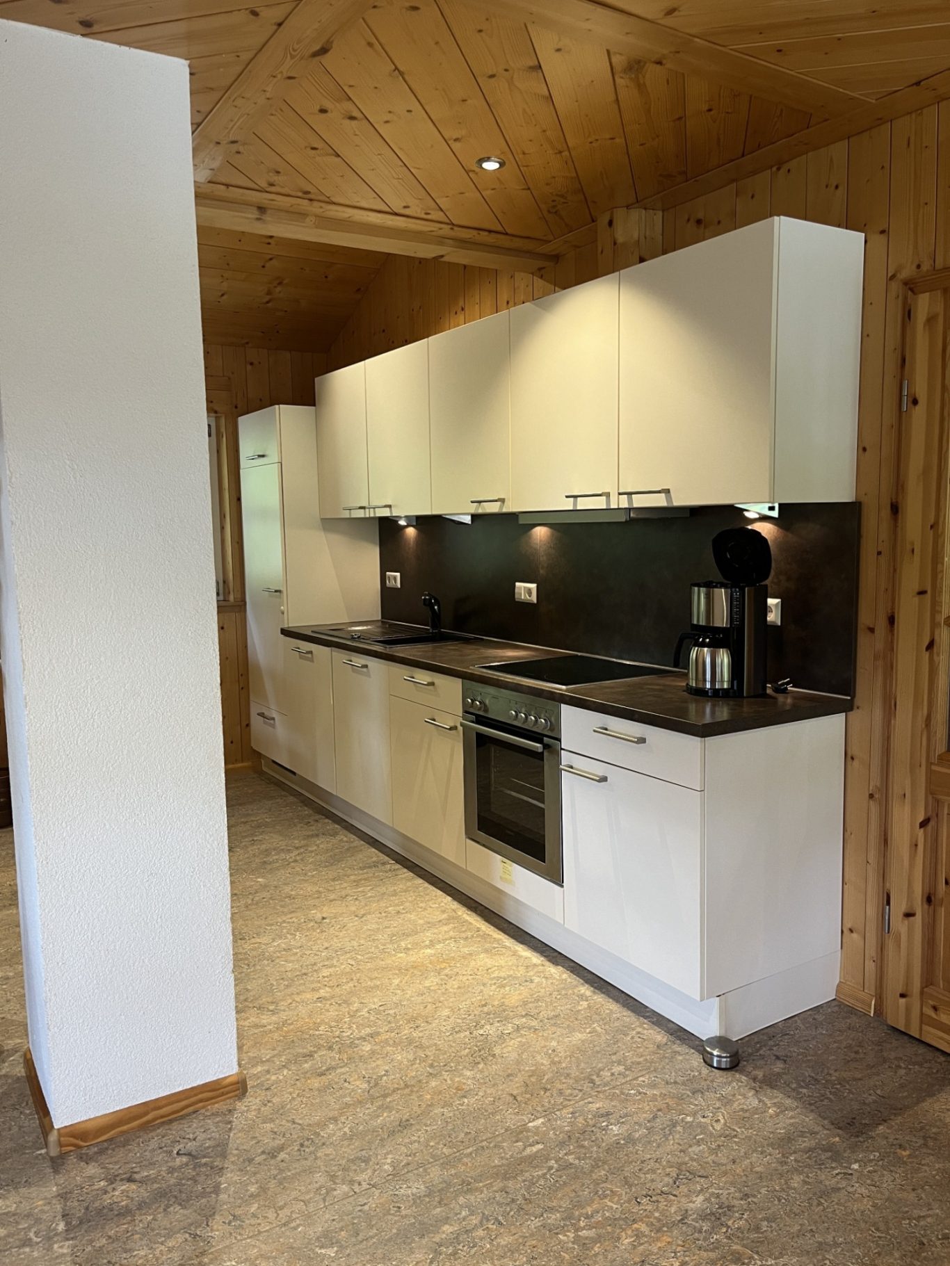 Küche Die Ferienwohnung Blumenwiese auf dem Hinterbauer Hof hat eine voll eingerichtete Küchenzeile mit Kühlschrank, Herd, Backofen und Toaster