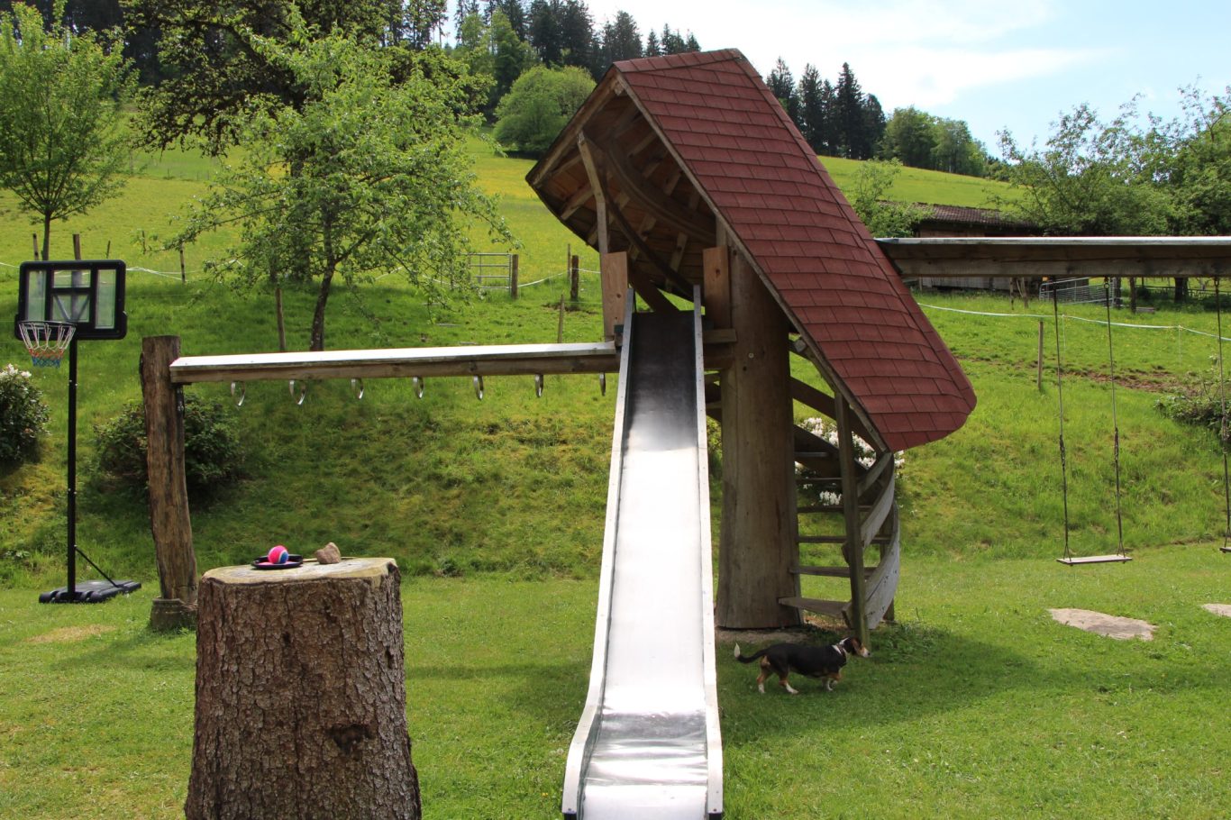 Der große Spielplatz lädt jung und alt zum Spielen ein. Rutschen, schaukeln, klettern, Trettraktor fahren, Sandburg bauen, Basketball spiele