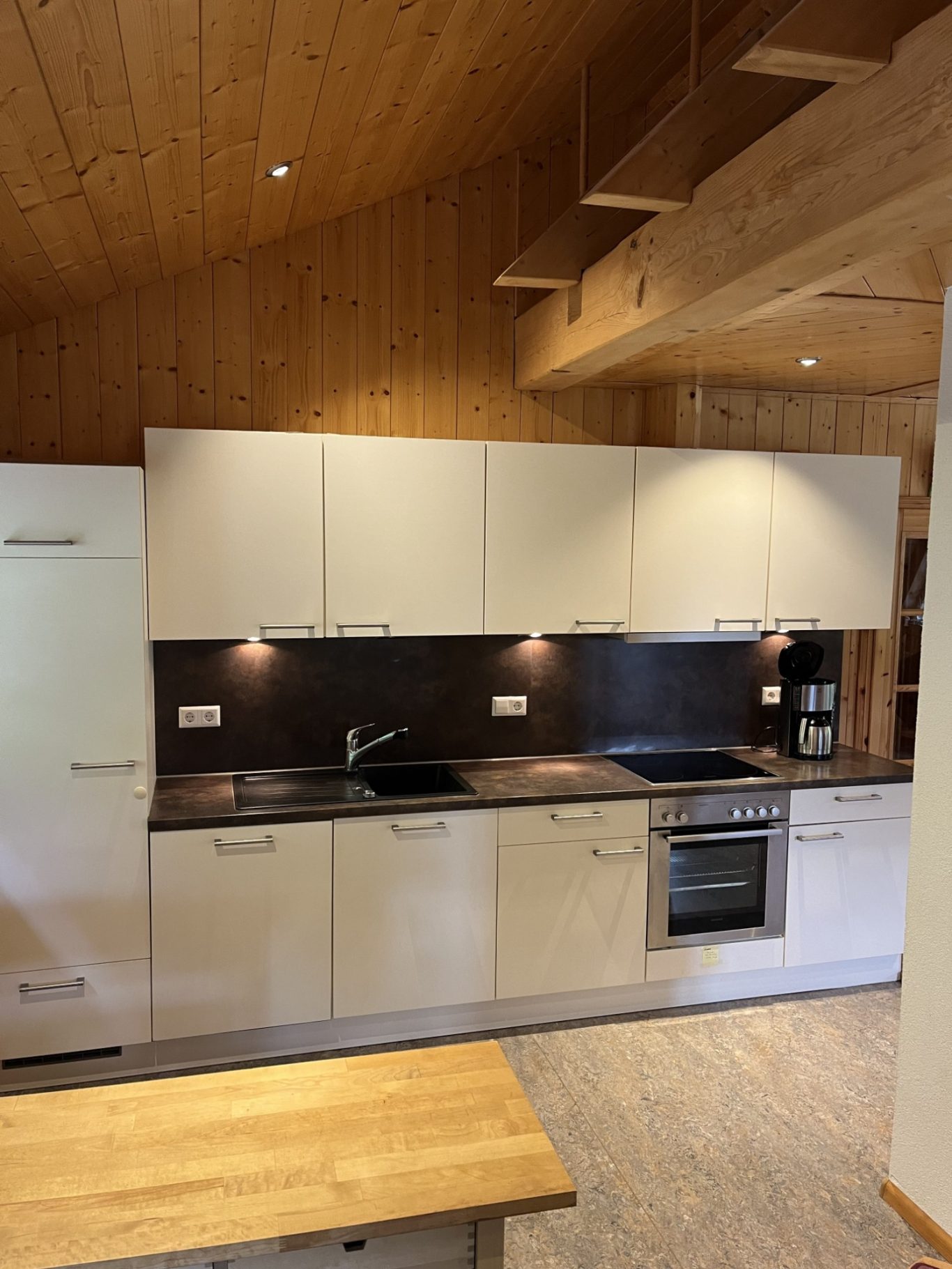 Küche Die Ferienwohnung Blumenwiese auf dem Hinterbauer Hof hat eine voll eingerichtete Küchenzeile mit Kühlschrank, Herd, Backofen und Toaster