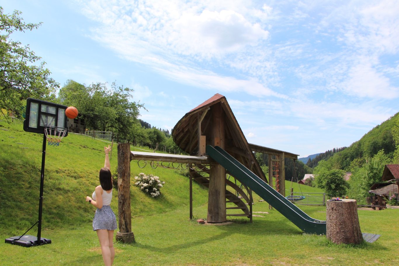 Der große Spielplatz lädt jung und alt zum Spielen ein. Rutschen, schaukeln, klettern, Trettraktor fahren, Sandburg bauen, Basketball spiele