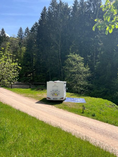 Entspannen Sie sich auf dem Hinterbauer Hof mit ihrem Wohnmobil umgeben von Wald und Wiese.