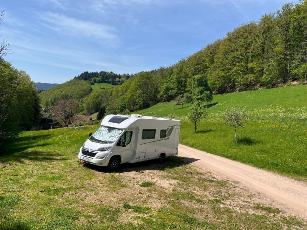 Entspannen Sie sich auf dem Hinterbauer Hof mit ihrem Wohnmobil umgeben von Wald und Wiese.