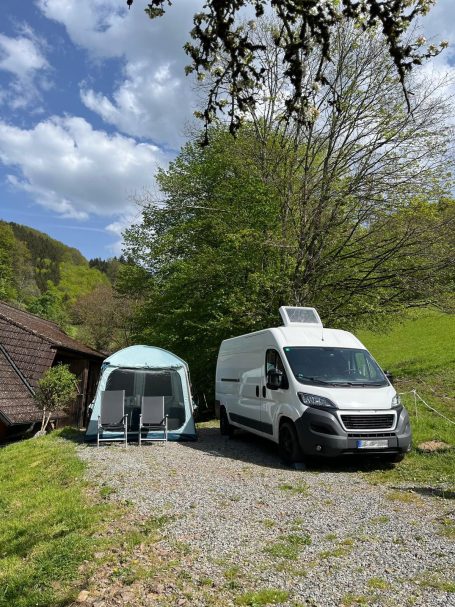 Entspannen Sie sich auf dem Hinterbauer Hof mit ihrem Wohnwagen umgeben von Wald und Wiese.