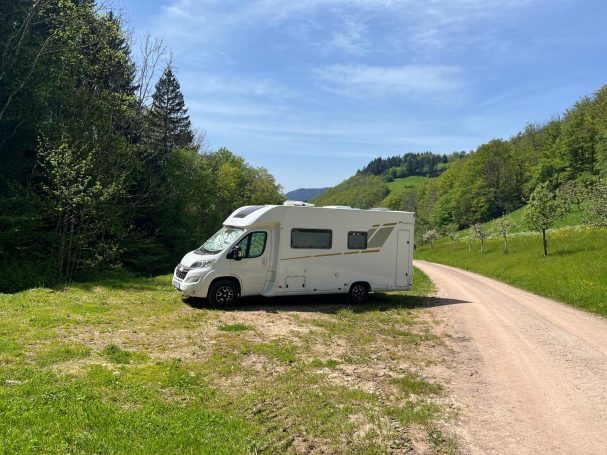 Entspannen Sie sich auf dem Hinterbauer Hof mit ihrem Wohnmobil umgeben von Wald und Wiese.