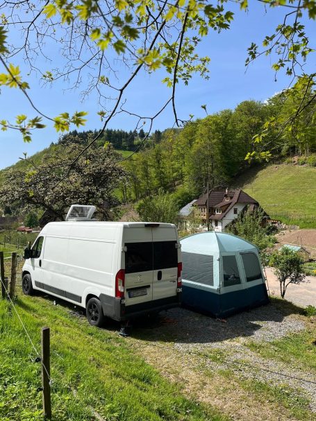 Entspannen Sie sich auf dem Hinterbauer Hof mit ihrem Wohnmobil umgeben von Wald und Wiese.